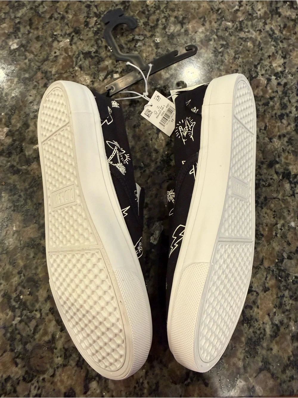 Old Navy Black Slip-On Sneakers with White Surf Print Size 1 boys